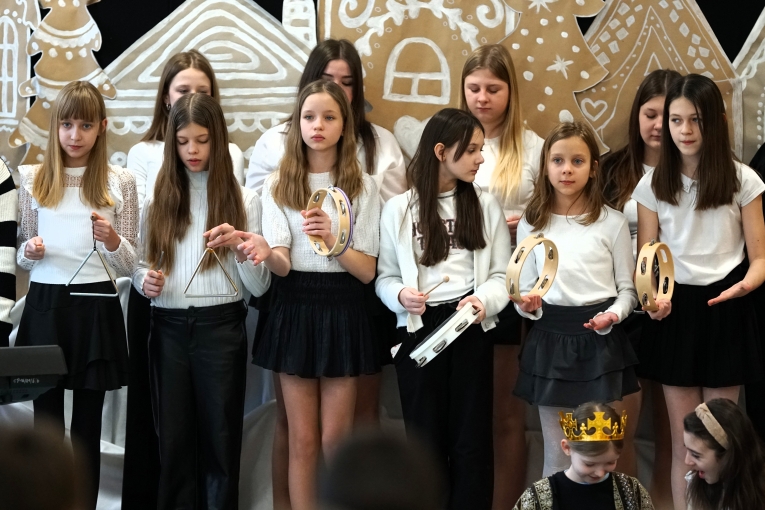 MAGIA �WI�T NA SZKOLNEJ SCENIE - JASE�KA W SP 16