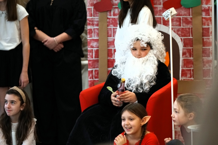 MAGIA �WI�T NA SZKOLNEJ SCENIE - JASE�KA W SP 16