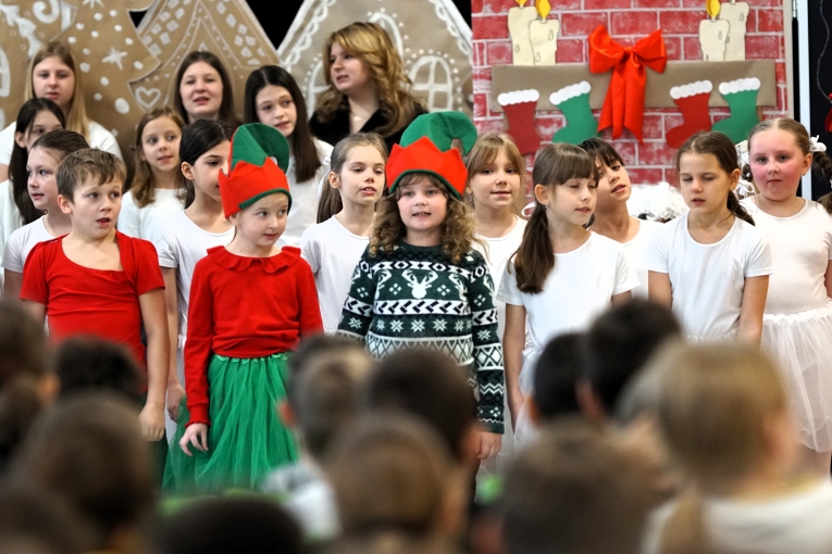 MAGIA �WI�T NA SZKOLNEJ SCENIE - JASE�KA W SP 16