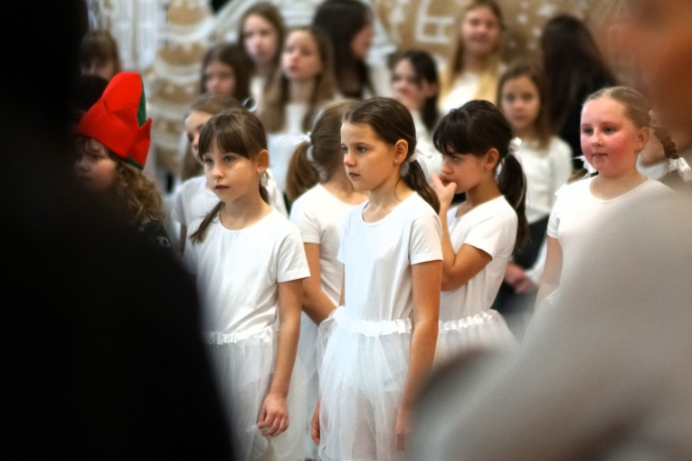 MAGIA �WI�T NA SZKOLNEJ SCENIE - JASE�KA W SP 16