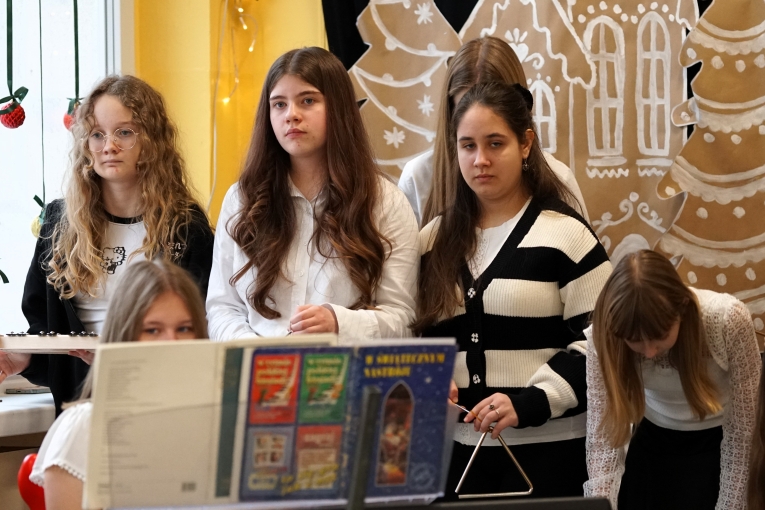 MAGIA �WI�T NA SZKOLNEJ SCENIE - JASE�KA W SP 16