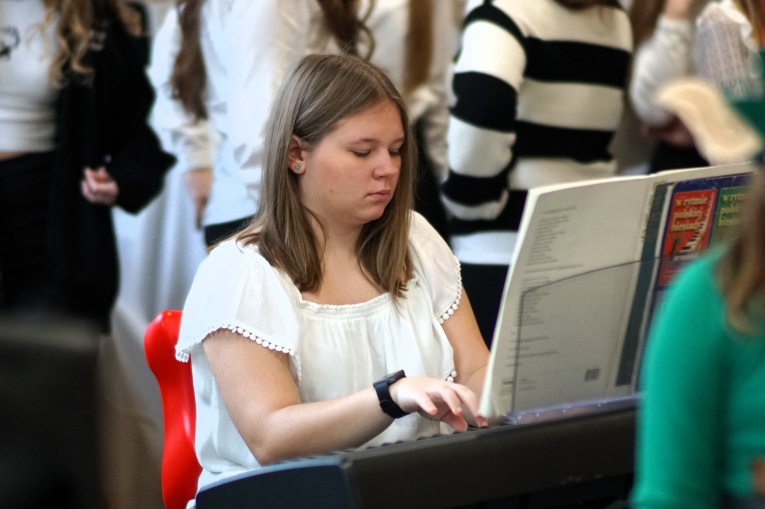 MAGIA �WI�T NA SZKOLNEJ SCENIE - JASE�KA W SP 16