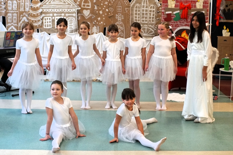 MAGIA �WI�T NA SZKOLNEJ SCENIE - JASE�KA W SP 16