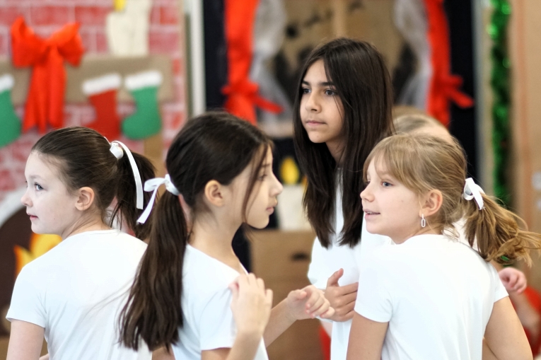 MAGIA �WI�T NA SZKOLNEJ SCENIE - JASE�KA W SP 16