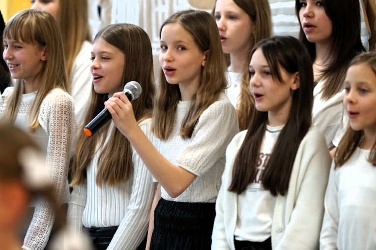 MAGIA �WI�T NA SZKOLNEJ SCENIE - JASE�KA W SP 16