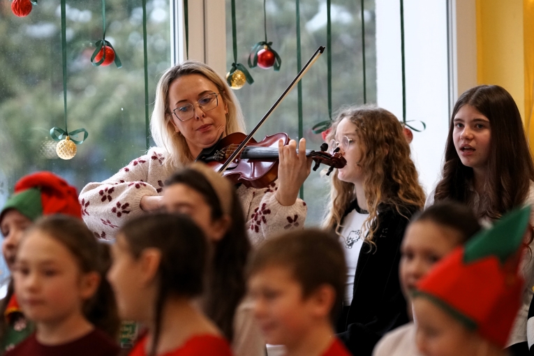 MAGIA �WI�T NA SZKOLNEJ SCENIE - JASE�KA W SP 16