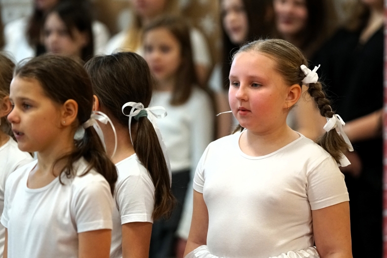 MAGIA �WI�T NA SZKOLNEJ SCENIE - JASE�KA W SP 16