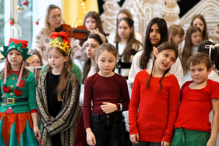 MAGIA �WI�T NA SZKOLNEJ SCENIE - JASE�KA W SP 16