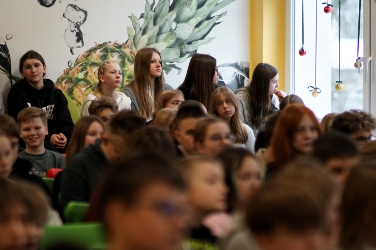 MAGIA �WI�T NA SZKOLNEJ SCENIE - JASE�KA W SP 16