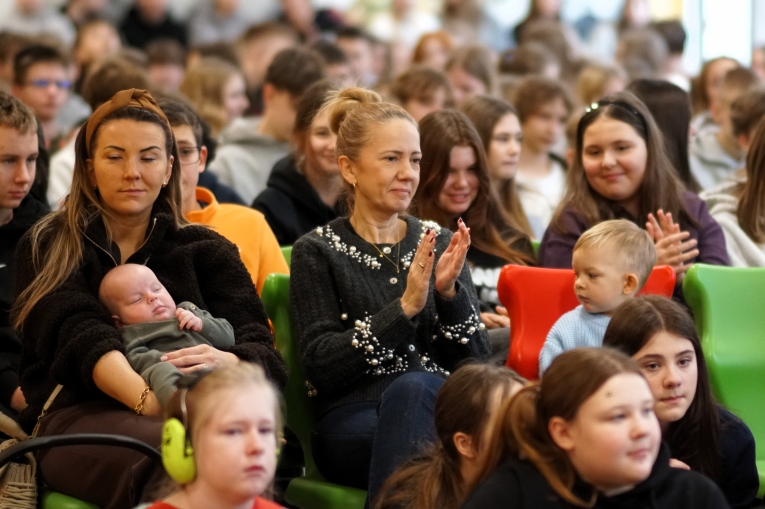 MAGIA �WI�T NA SZKOLNEJ SCENIE - JASE�KA W SP 16