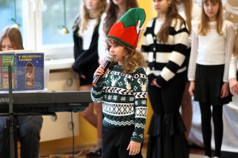 MAGIA �WI�T NA SZKOLNEJ SCENIE - JASE�KA W SP 16