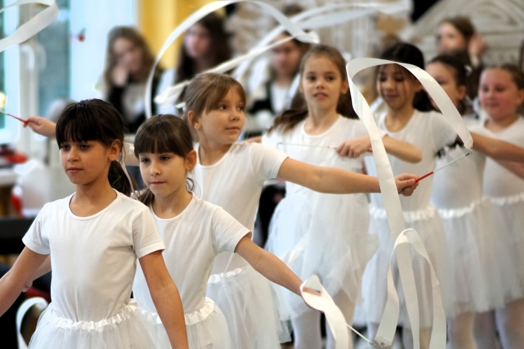 MAGIA �WI�T NA SZKOLNEJ SCENIE - JASE�KA W SP 16