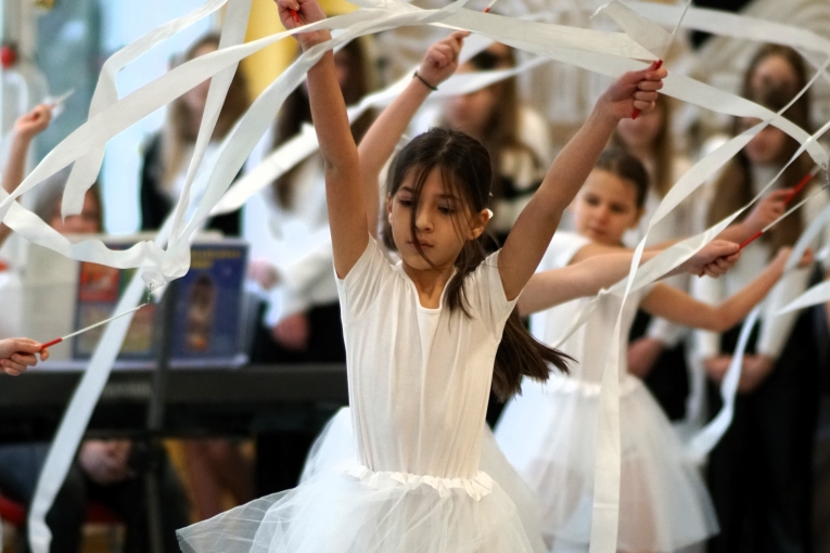 MAGIA �WI�T NA SZKOLNEJ SCENIE - JASE�KA W SP 16