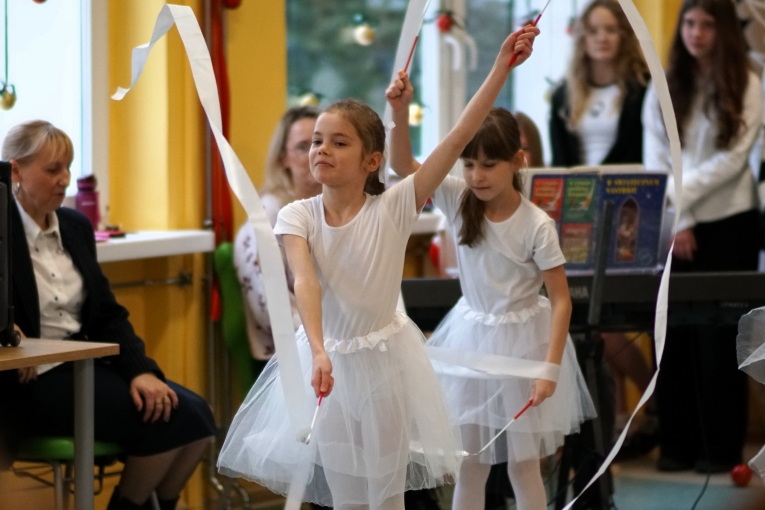 MAGIA �WI�T NA SZKOLNEJ SCENIE - JASE�KA W SP 16