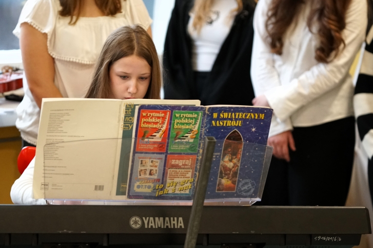 MAGIA �WI�T NA SZKOLNEJ SCENIE - JASE�KA W SP 16