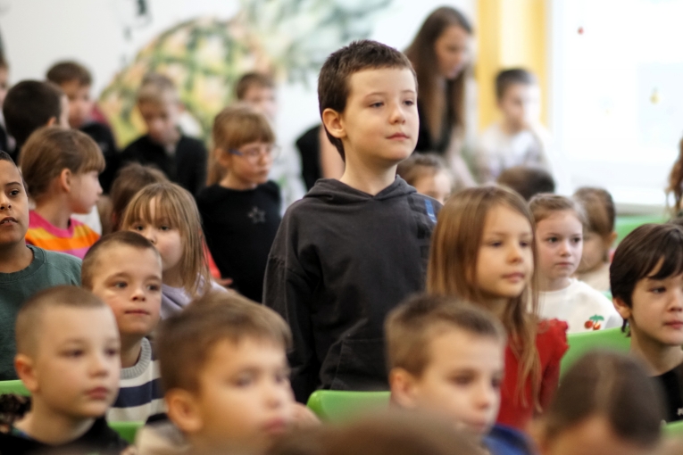 MAGIA �WI�T NA SZKOLNEJ SCENIE - JASE�KA W SP 16