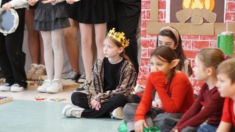 MAGIA �WI�T NA SZKOLNEJ SCENIE - JASE�KA W SP 16