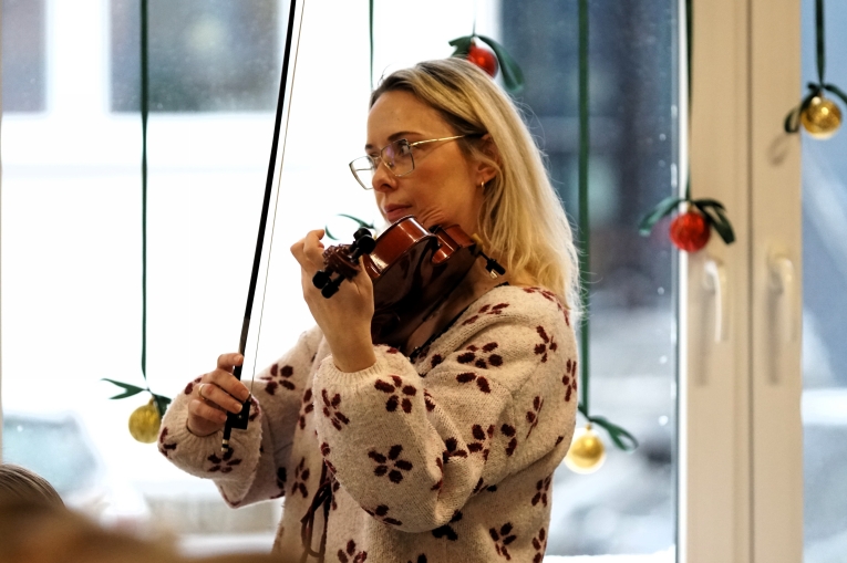 MAGIA �WI�T NA SZKOLNEJ SCENIE - JASE�KA W SP 16