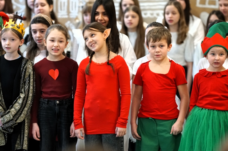 MAGIA �WI�T NA SZKOLNEJ SCENIE - JASE�KA W SP 16