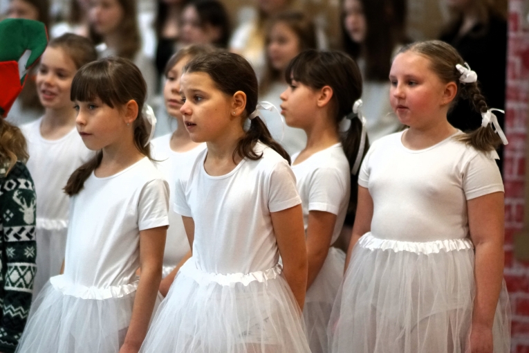 MAGIA �WI�T NA SZKOLNEJ SCENIE - JASE�KA W SP 16