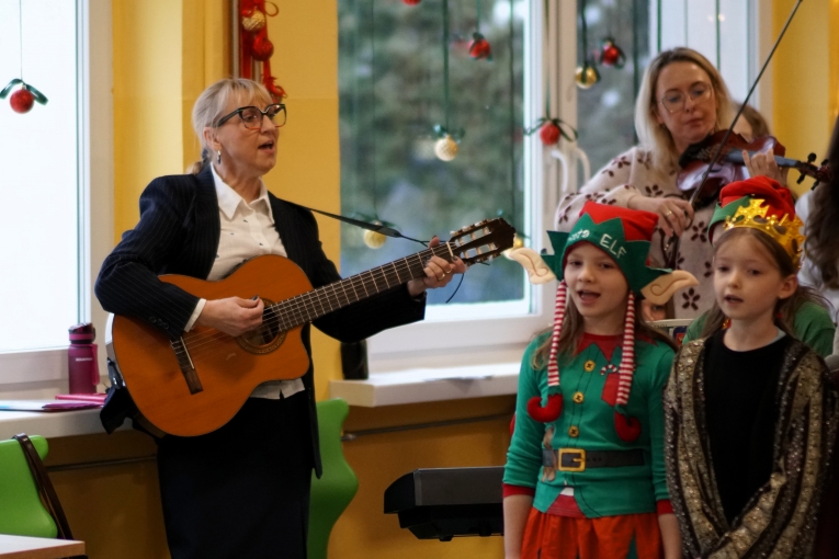 MAGIA �WI�T NA SZKOLNEJ SCENIE - JASE�KA W SP 16