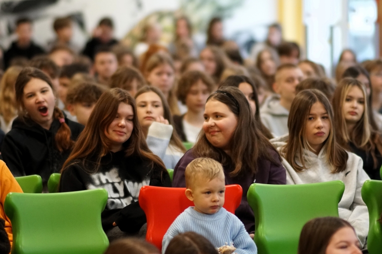 MAGIA �WI�T NA SZKOLNEJ SCENIE - JASE�KA W SP 16