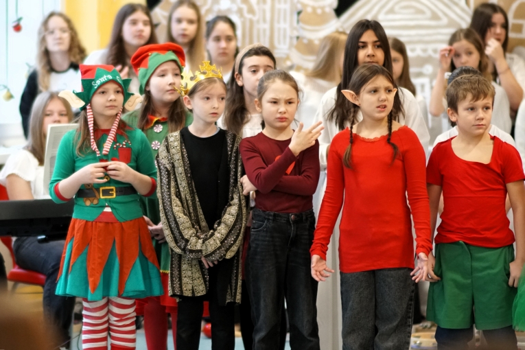 MAGIA �WI�T NA SZKOLNEJ SCENIE - JASE�KA W SP 16