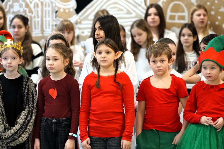 MAGIA �WI�T NA SZKOLNEJ SCENIE - JASE�KA W SP 16