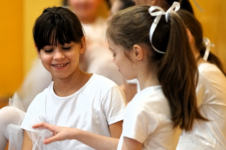 MAGIA �WI�T NA SZKOLNEJ SCENIE - JASE�KA W SP 16