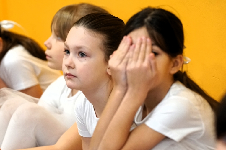 MAGIA �WI�T NA SZKOLNEJ SCENIE - JASE�KA W SP 16