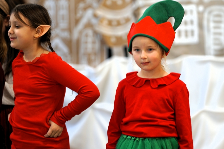 MAGIA �WI�T NA SZKOLNEJ SCENIE - JASE�KA W SP 16