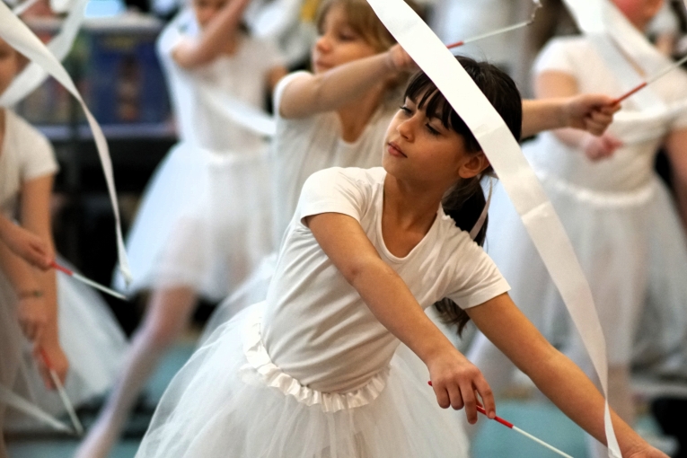 MAGIA �WI�T NA SZKOLNEJ SCENIE - JASE�KA W SP 16