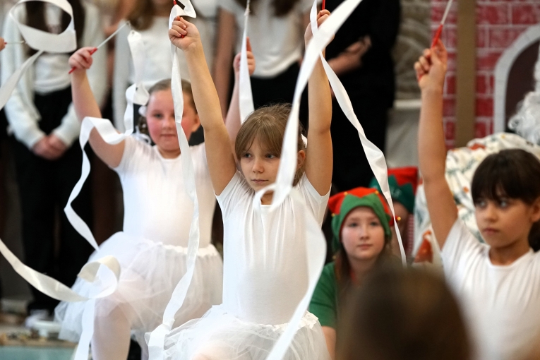 MAGIA �WI�T NA SZKOLNEJ SCENIE - JASE�KA W SP 16