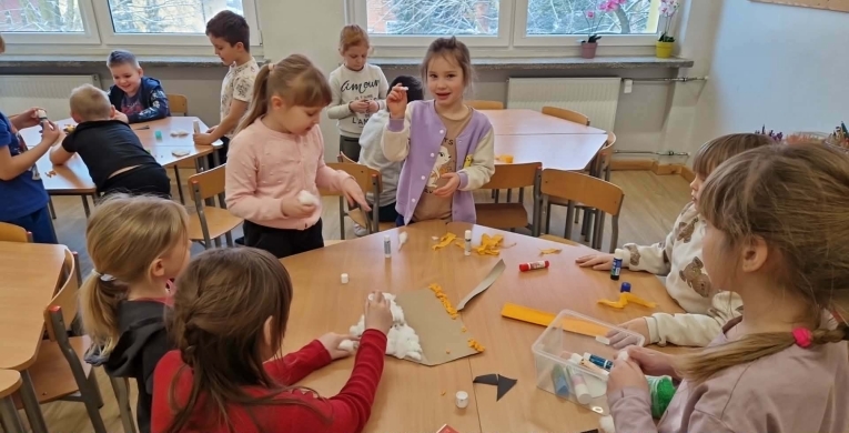 POMAGAMY ZWIERZ�TOM PRZETRWA� ZIM�