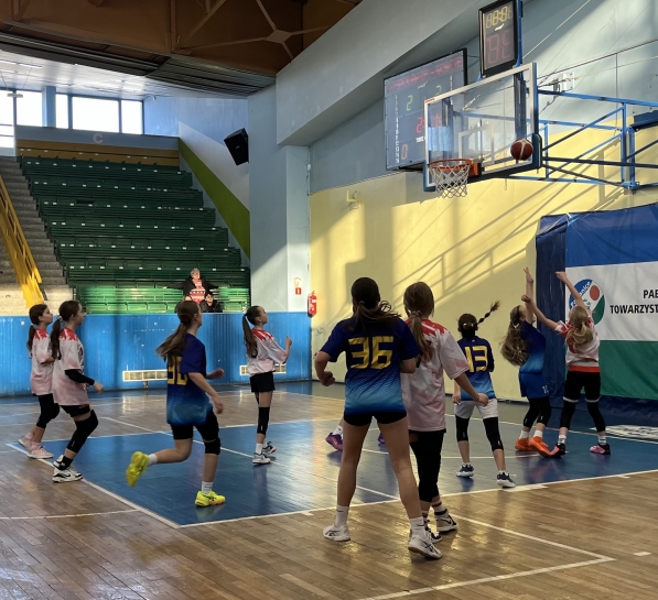 POWIATOWE IGRZYSKA DZIECI W KOSZYK�WCE