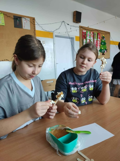 DZIE� POPCORNU W �WIETLICY