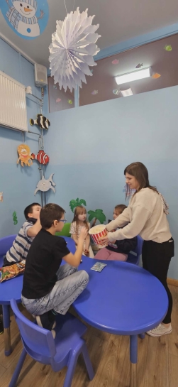 DZIE� POPCORNU W �WIETLICY