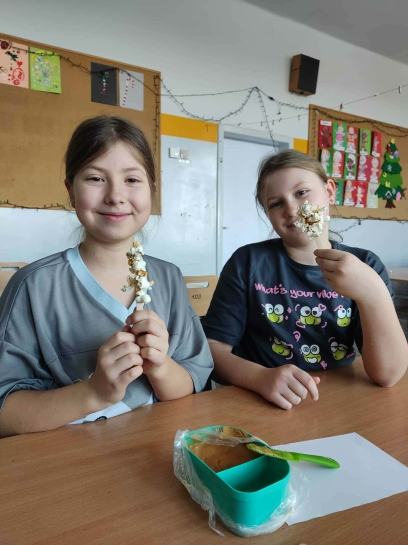 DZIE� POPCORNU W �WIETLICY