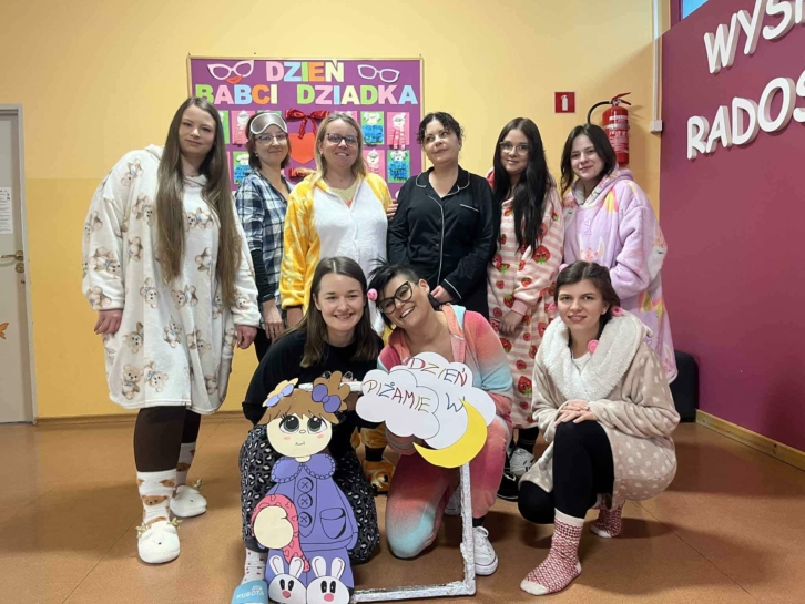 DZIE� W PI�AMIE W �WIETLICY