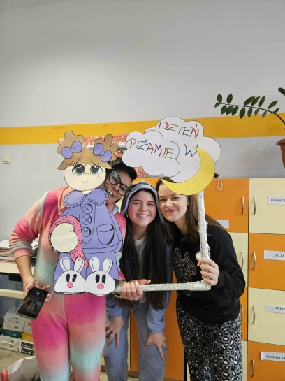 DZIE� W PI�AMIE W �WIETLICY