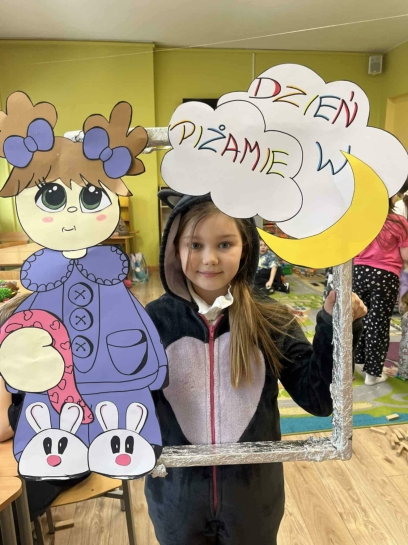 DZIE� W PI�AMIE W �WIETLICY