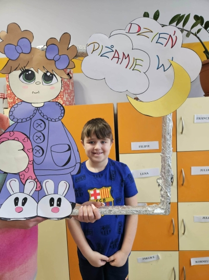 DZIE� W PI�AMIE W �WIETLICY