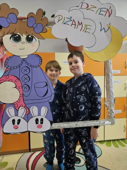 DZIE� W PI�AMIE W �WIETLICY