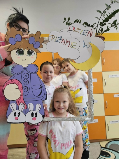 DZIE� W PI�AMIE W �WIETLICY