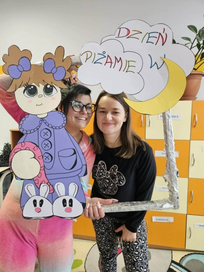 DZIE� W PI�AMIE W �WIETLICY