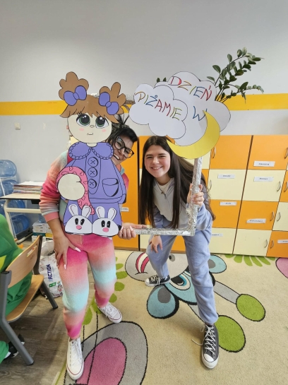 DZIE� W PI�AMIE W �WIETLICY