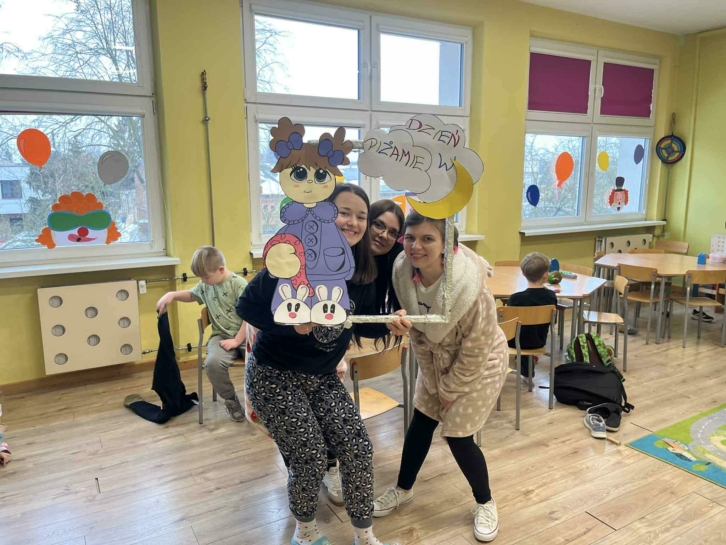 DZIE� W PI�AMIE W �WIETLICY