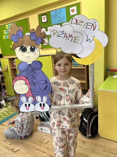 DZIE� W PI�AMIE W �WIETLICY