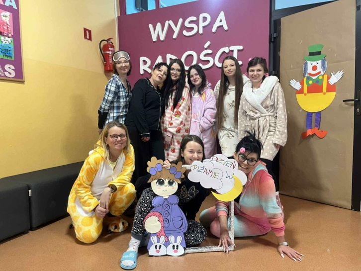 DZIE� W PI�AMIE W �WIETLICY