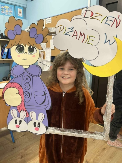 DZIE� W PI�AMIE W �WIETLICY